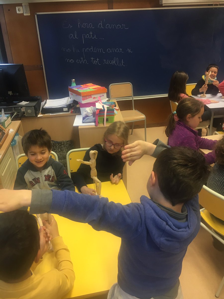 EscolaThauSC's tweet photo. 1rpri: fem diferents activitats per poder treballar el cos humà. #projecteelcoshumà https://t.co/iWR8jeNfOl