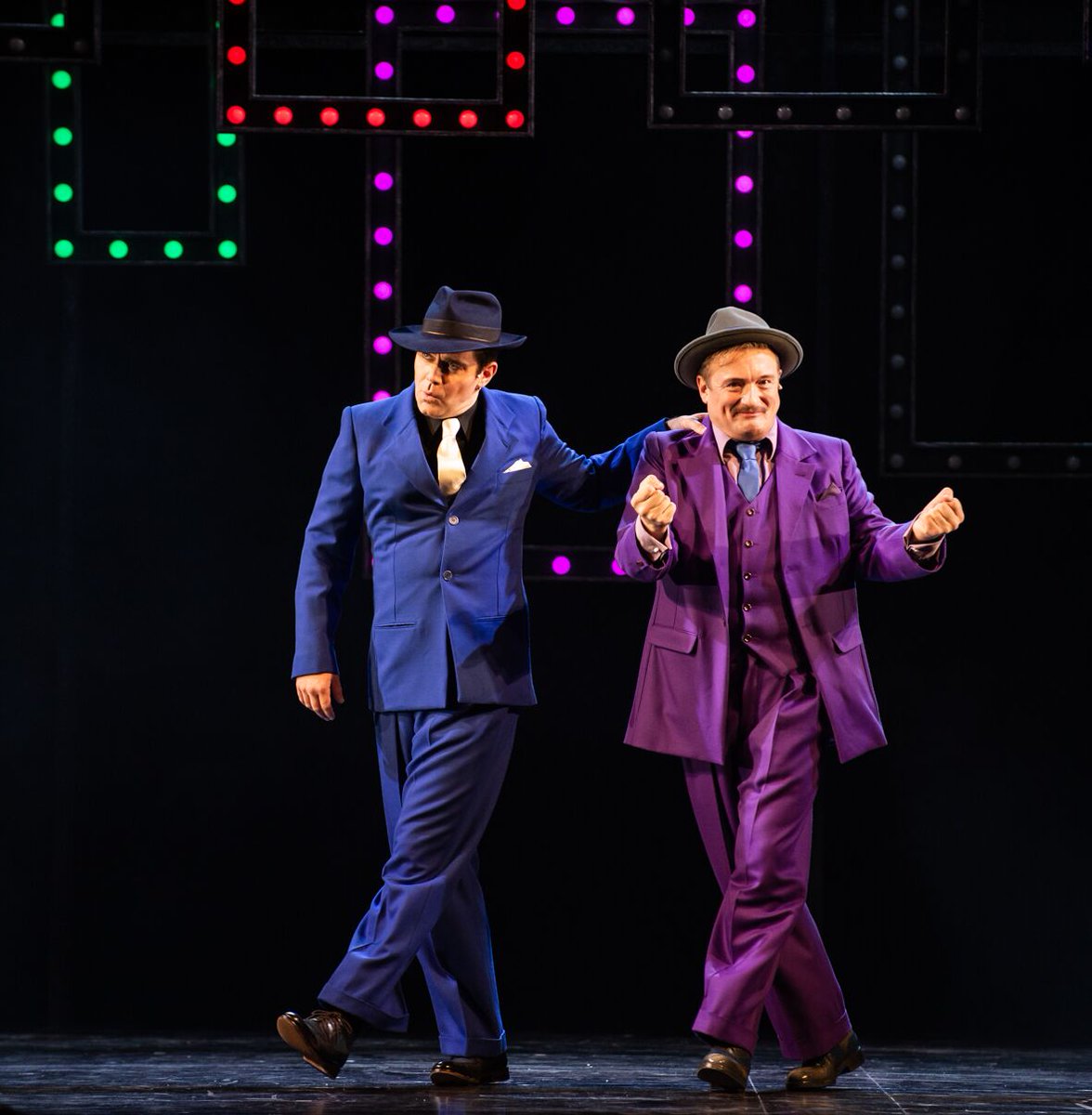 Notre critique de Guys And Dolls, actuellement au <a href="/MarignyTheatre/">Théâtre Marigny</a> dans une mise en scène de <a href="/StephenMear/">Stephen Mear CBE (HonDArt)</a> Un classique explosif ! goo.gl/EKc19W