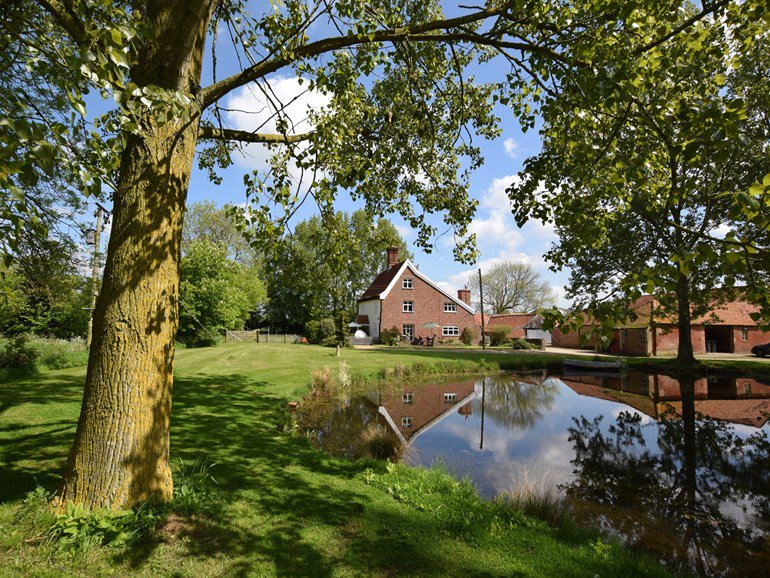 We are head over paws in love with this dog-friendly house in Norfolk 😍 That garden is just made for long games of fetch and afternoons lying in the sun! 
kettcountrycottages.co.uk/cottages/the-f…
