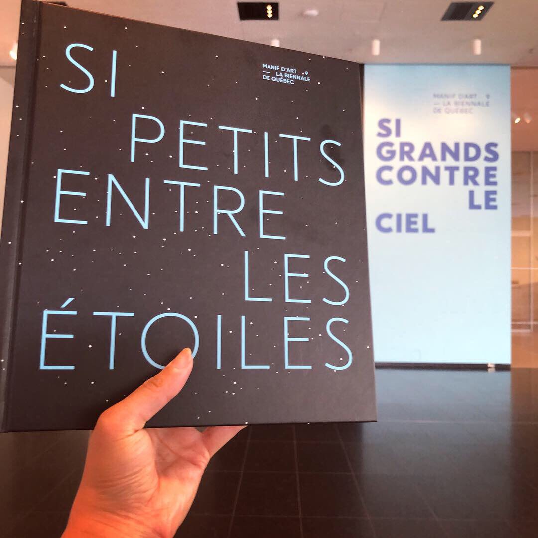 mnbaq's tweet image. Nous venons tout juste de recevoir le catalogue de Manif d’art 9 - La biennale de Québec à la librairie-boutique du MNBAQ! 😁 Son lancement officiel aura lieu ce vendredi 22 mars au Musée, en direct du colloque de Manif. Restez à l’affût! 👀 @manifdart #mnbaq #manifdart
