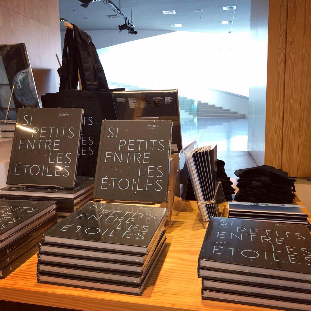 mnbaq's tweet image. Nous venons tout juste de recevoir le catalogue de Manif d’art 9 - La biennale de Québec à la librairie-boutique du MNBAQ! 😁 Son lancement officiel aura lieu ce vendredi 22 mars au Musée, en direct du colloque de Manif. Restez à l’affût! 👀 @manifdart #mnbaq #manifdart