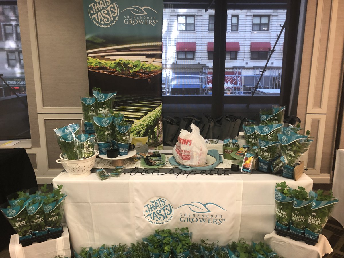 NPEMediaEvents's tweet photo. 1 hour until the Great Finds Product Expo!
Calm before the storm.... #GFPE2019 #MediaEvents #Face2FacePR https://t.co/sv8cUMfFvU