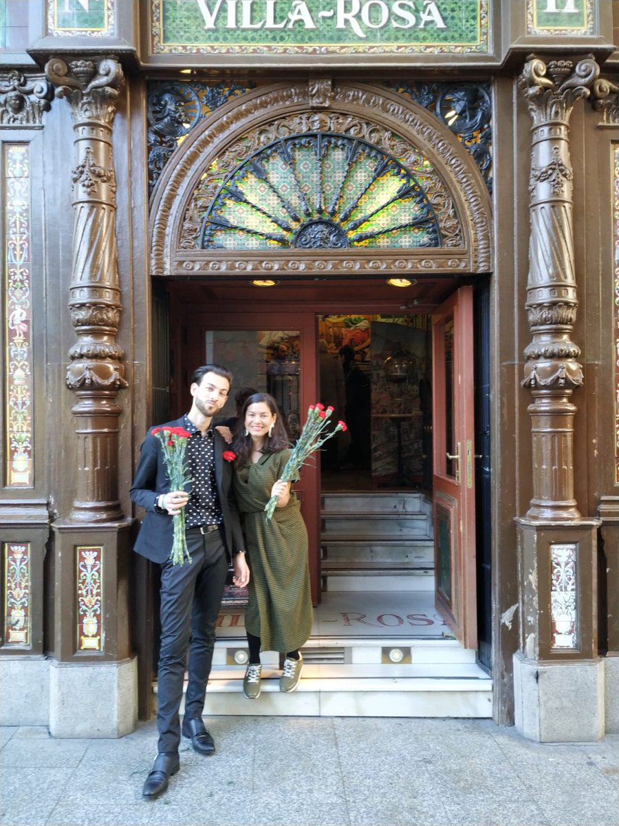 libroscom's tweet image. Qué emoción poder compartir camino con @Danydevargas para contar la historia de Carmen, su abuela. Hoy presentamos #clavelesrojos, una campaña que desprende cultura gitana y arte por los cuatro costados.

👉 bit.ly/2uil36s