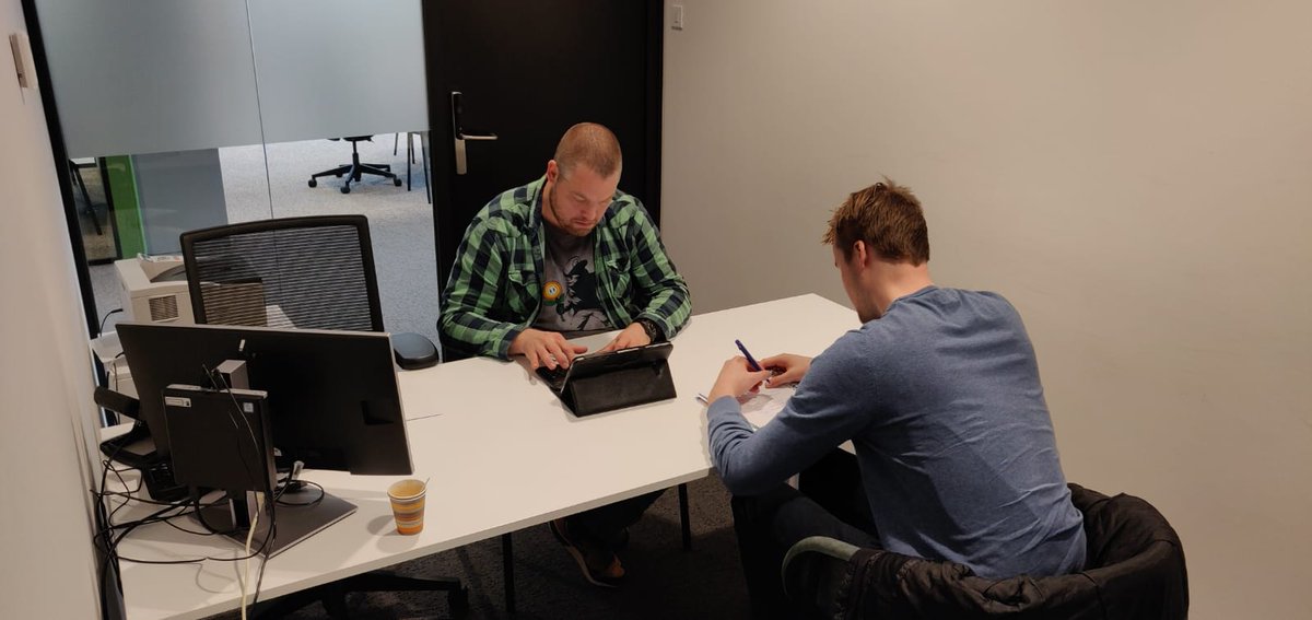 LoketvM's tweet photo. Het Loket is in volle voorbereiding voor haar eerste draaidag in de Bibliotheek op woensdag 27 maart (14:00-16:00). Vandaag een goed gesprek gehad met Robert Lentelink van het sociale team Deventer! #netwerken #Deventer #bibliotheek  #verbinden #initiatieven https://t.co/kYvCCDB45C