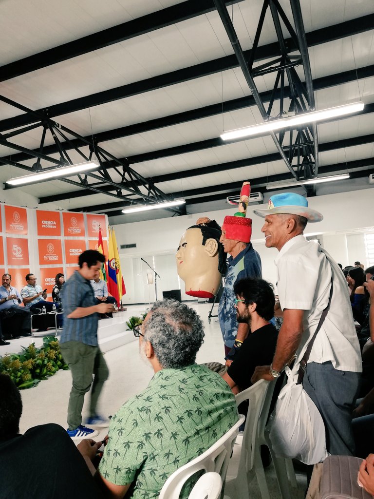 FICBAQ's tweet photo. Nuestro Tarantino está aquí. #Descabezado #LaMáquinaDeCortarTontos #FICBAQ2019 https://t.co/lzpXDRtuwK