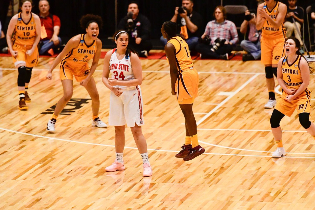 1 of my all time fav photos from #team50. Can’t wait to watch 3 of these women & the rest of @CMUWBBall #team51 go dancing this weekend. #FireUpChips #C2TG  @CoachSueG @CoachHeatherO @CoachCShelton1 @CoachPagina @cmu_wbbmanagers @carterjmccullen @MACSports @CMUAthletics