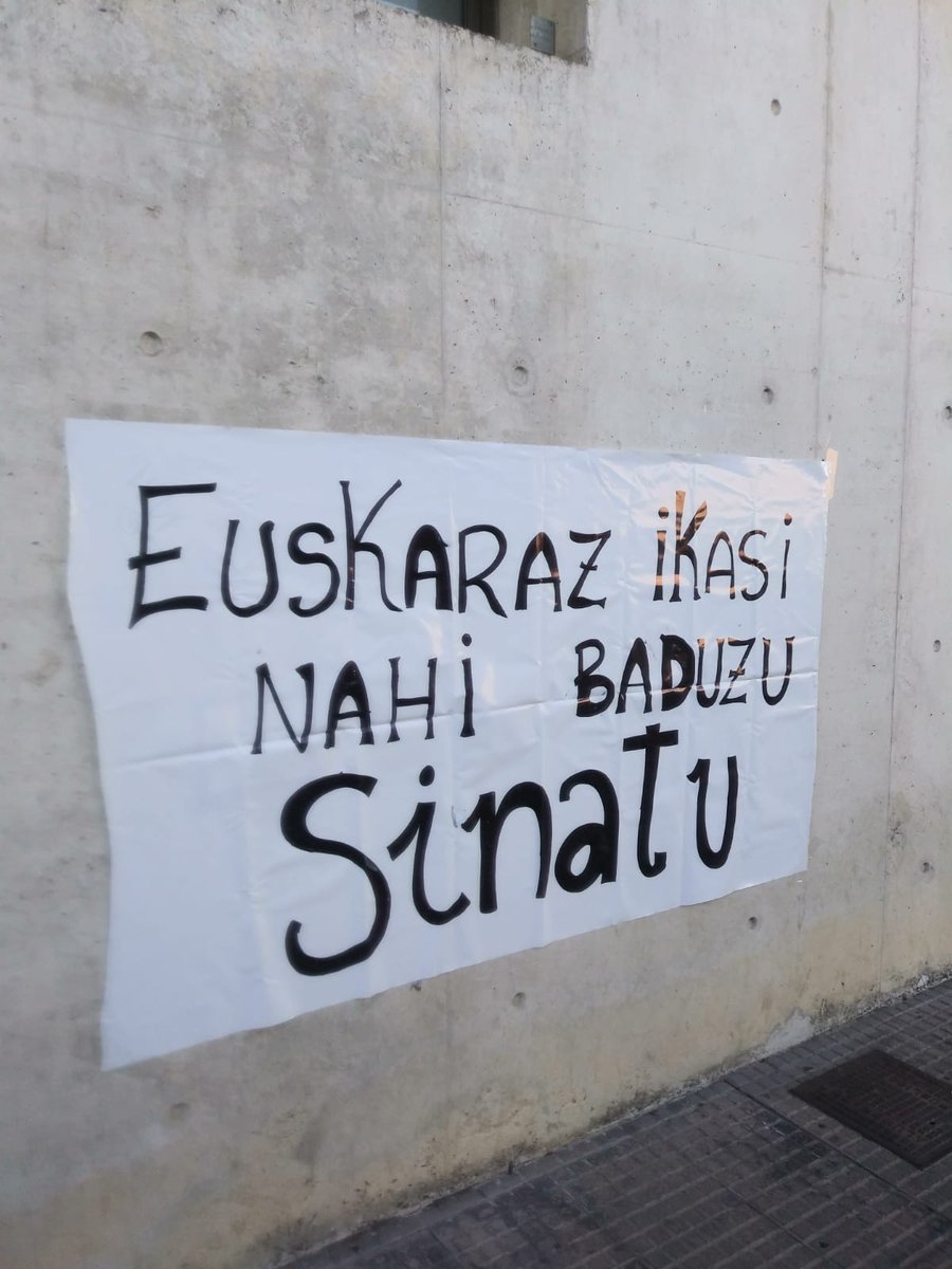 Martxoaren 25 eta 29 bitartean sinadura bilketa egingo dugu unian zehar, hiru kampusetan, euskaraz ikasi nahi dugula adierazteko. Hurrengo egunetan argitaratuko dugu ordutegia. Animatu sinatzera eta laguntzera sinadurak biltzen (Idatzi beldur gabe)
#euskarazikasinahidut
