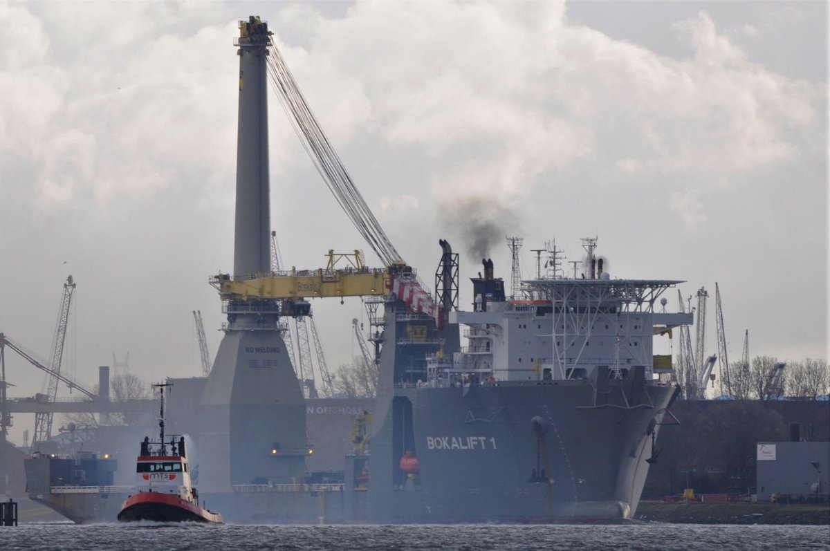 Krispen_Ships's tweet photo. Little and large: @MTSGroupUK ‘s MTS VISCOUNT is followed by @BoskalisNL ‘s offshore construction vessel BOKALIFT 1 whilst outward from Rotterdam on Sunday @PortOfRotterdam @RotterdamPilots https://t.co/a2wXVIkVWu