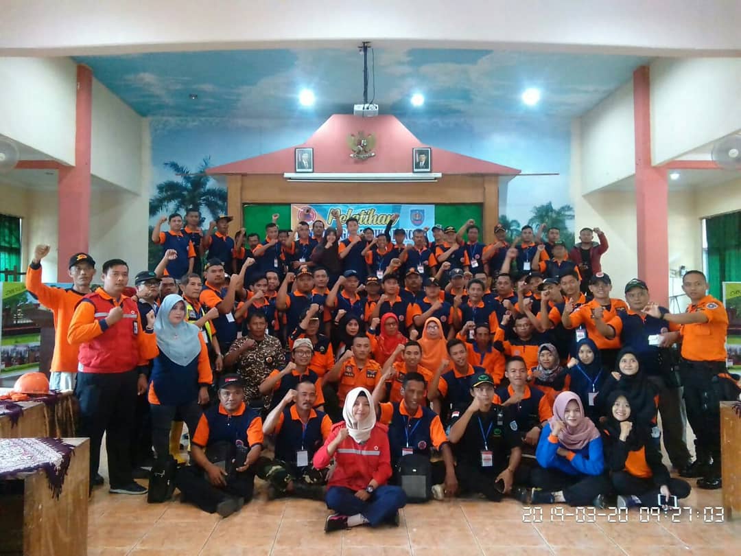 Kab.Tegal - Jateng, (20/3).
Giat pelayanan pertolongan pertama dan Ambulance, kerja bakti bersih aliran sungai Ds.Kalisapu Kec.Slawi bersama peserta Pelatihan BKRK yg diadakan oleh @BpbdTegal .
#PMISiapBantu
<a href="/palangmerah/">Indonesian Red Cross</a> <a href="/PMIJawaTengah/">PMI Jawa Tengah</a> <a href="/Divisi_PB_PMI/">IG : berita_bencana 🔴</a> <a href="/ForelPMIJateng/">FOREL PMI JATENG</a>