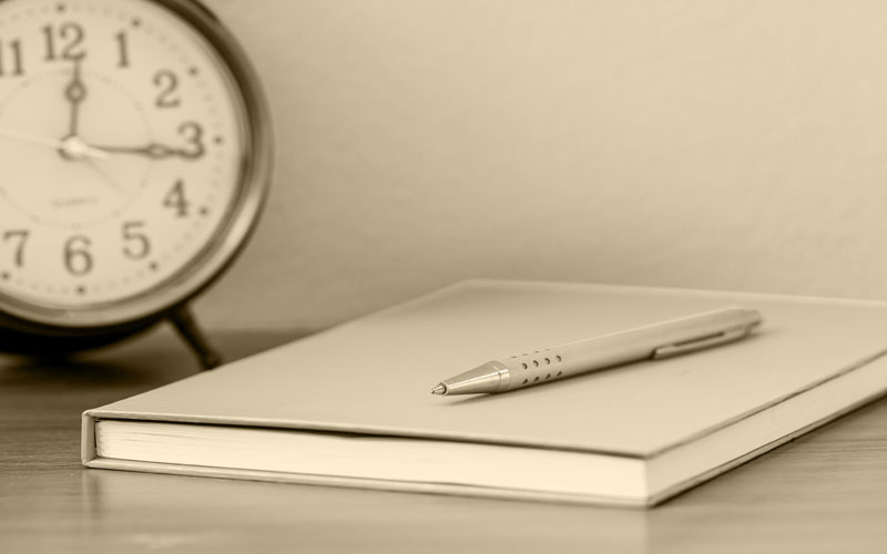 blu_amor's tweet image. #เนื้อเรื่อง
#Chapter01

   ในที่สุด วันที่อมอร์รอคอยก็มาถึง...

"คุณหนูครั---"

"ผมบอกแล้วไงครับว่าให้เรียกผมว่าอะไร?"

ชายหนุ่มผมสีดำสนิดกับผิวสีแทนหันมาทำหน้าดุๆใส่ชายร่างสูงในสูตรสีดำสนิด ที่เวลาปกติจะใส่แว่นตาดำแต่ตอนนี้ไม่ใส่เพราะอยู่ในที่พัก

"ครับ น้องอมอร์"

+