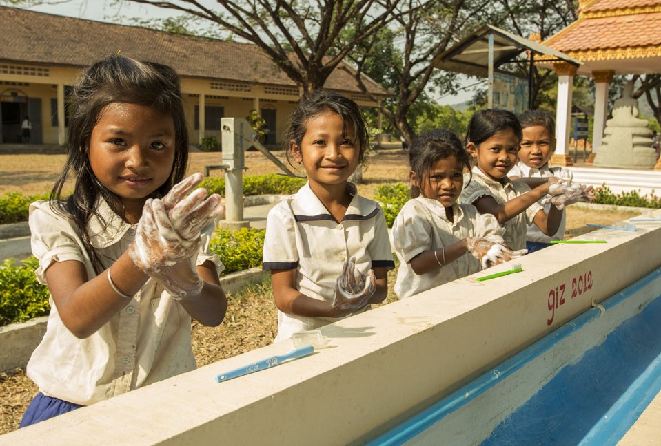 BMZ_Bund's tweet photo. So engagiert sich @BMZ_Bund für die Verwirklichung des Menschenrechts auf Wasser und Sanitärversorgung: Web-App: Wasser https://t.co/KpnUlpf8wn
#Wasser
#Weltwassertag
#SDG6
#WorldWaterDay
#water
@giz_gmbh 
Foto: GIZ https://t.co/TgPoR1zyi8