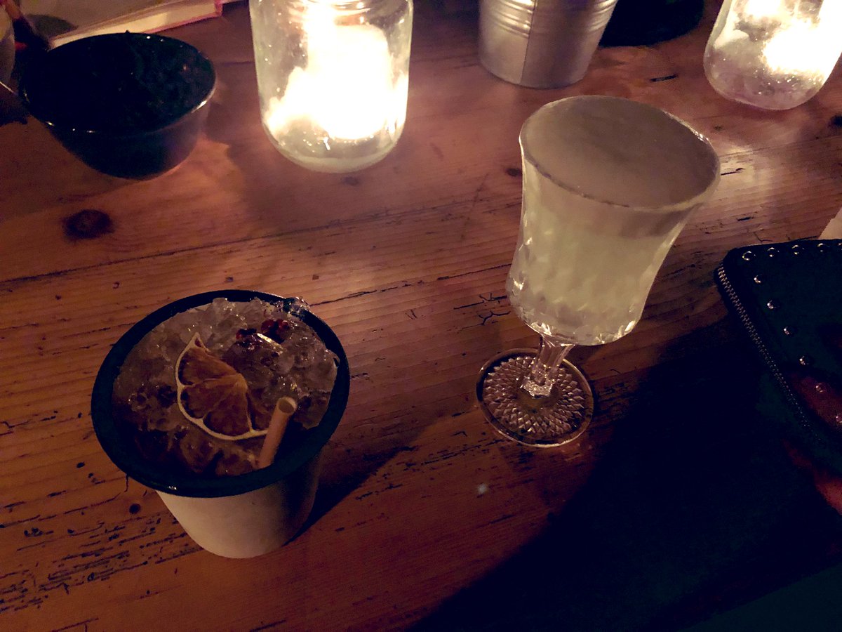 Aldwindot_kong's tweet photo. Le #RenardBarParis c’est le lieux idéal pour deguster un bon cocktail accompagné de tapenade, à petit prix et en écoutant de la bonne musique 😊 https://t.co/ussyHbzlGA