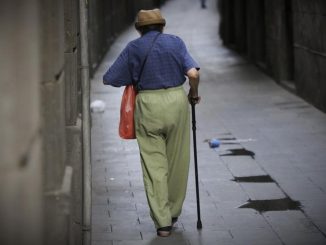 Cómo combatir el envejecimiento        
Ginés Liébana tiene 98 años y cada día  pinta y escribe. Pinta sobre lienzo, pero también sobre cualquier otra  superficie que le viene bien.
gentgran.org/?p=745