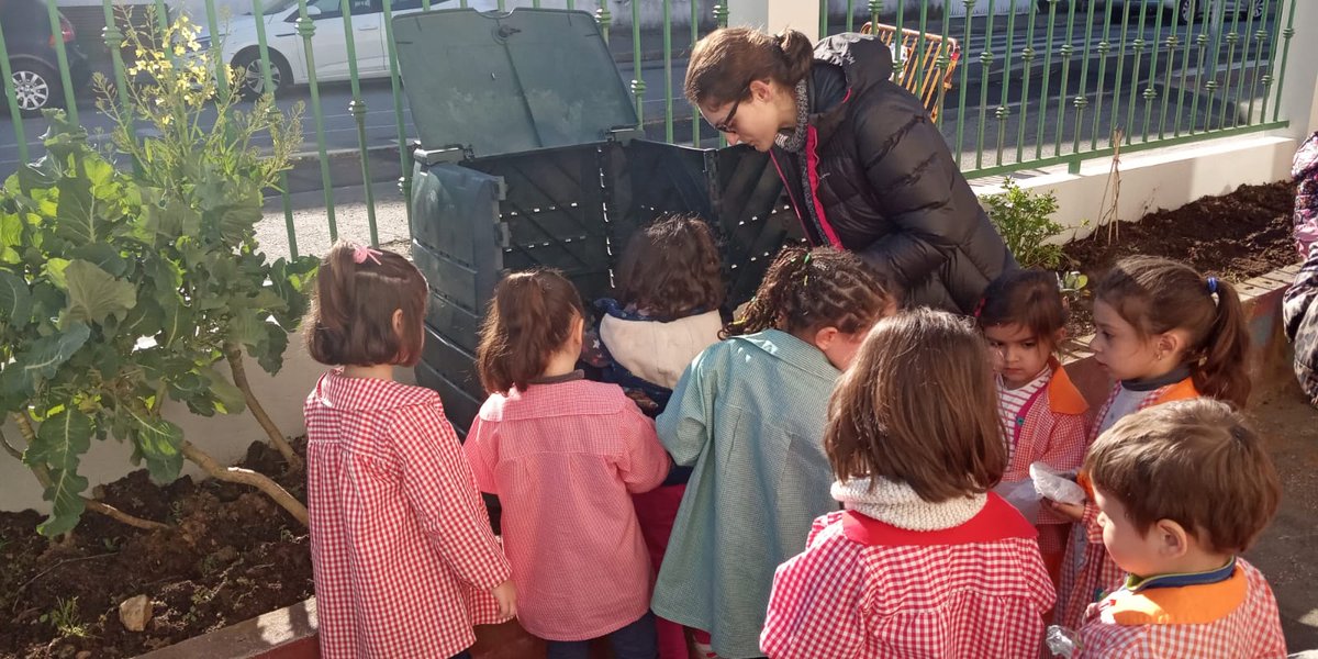 ceidagalicia's tweet photo. E no @ConcelloSilleda, no CEIP Plurilingüe, o noso equipo educativo acompaña aos rapaces e rapazas do centro para poñer en marcha un #composteiro, dentro do programa #Revitaliza♻️ da @depo_es. Cantas ganas e ilusión están a poñer estes pequenos! 😊 https://t.co/ktieo1ePcn