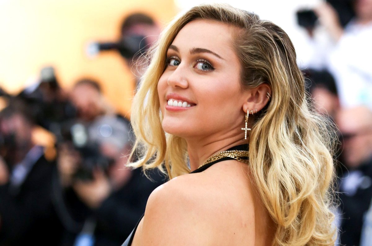 BillboardItalia's tweet photo. Sta per iniziare la stagione dei #Festival: ecco come si prepara Miley Cyrus -> leggi su https://t.co/TDY0d8zPEH @MileyCyrus #FestivalEstivi #Instagram #MileyCyrus https://t.co/b0FnSGYm2I