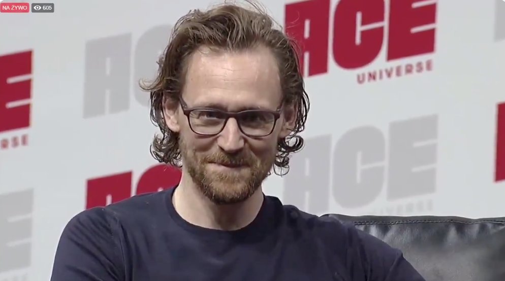 JessicaRedford1's tweet photo. @HiddlestonSpam
#HiddlesCons
This smile! ππππππ
#TomHiddleston https://t.co/K0YtSkFidS