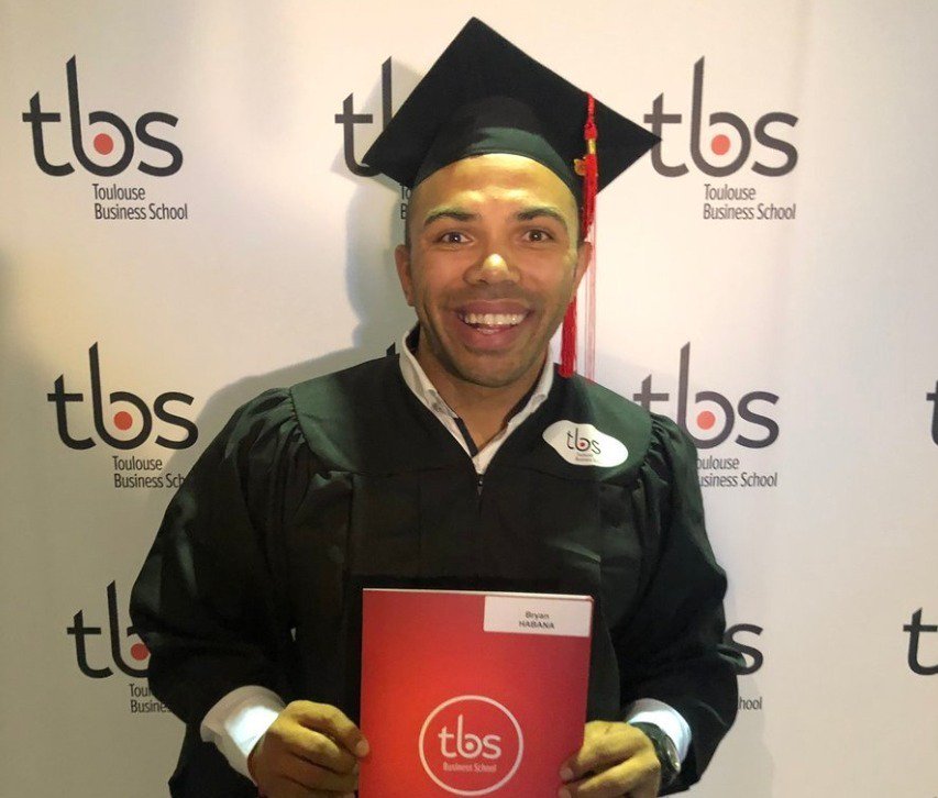 News24's tweet photo. PICS: Bryan Habana graduates from business school! | @Sport24news 

https://t.co/JMmeqXaXkJ https://t.co/HzVi3fs5Um
