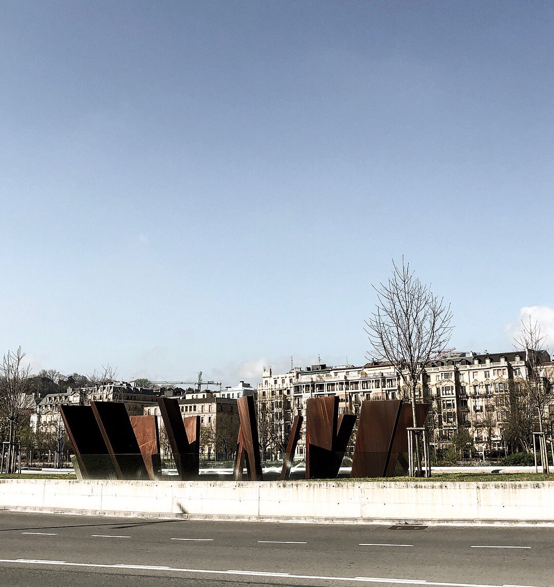 Bonito día para pasear por el Urumea y ver la seña de identidad de la #estacióndeautobuses de #San Sebastián #donostia #sansebastiantourism