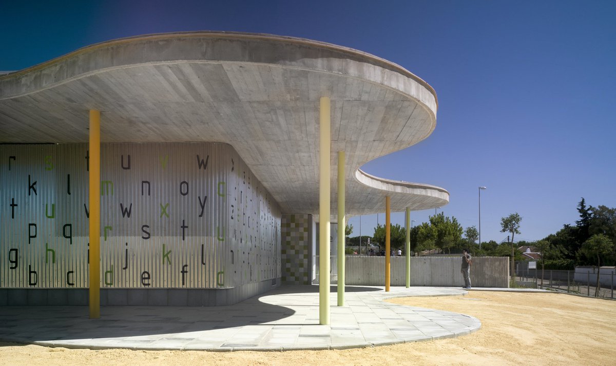 AulaDOMUS's tweet photo. Descubre el nuevo Pabellón de Gabriel Verd cuyas curvas orgánicas suavizan su silueta y lo integra en el paisaje. Aquí toda la info 👉 https://t.co/7jQVlbiyWa #Arquiknowmadas #ArquitectosEmprendedores #Arquitectura3.0 #MasAllaDeLaArquitectura #MarketingDigital #Actualidad https://t.co/GwlIn9zYfc