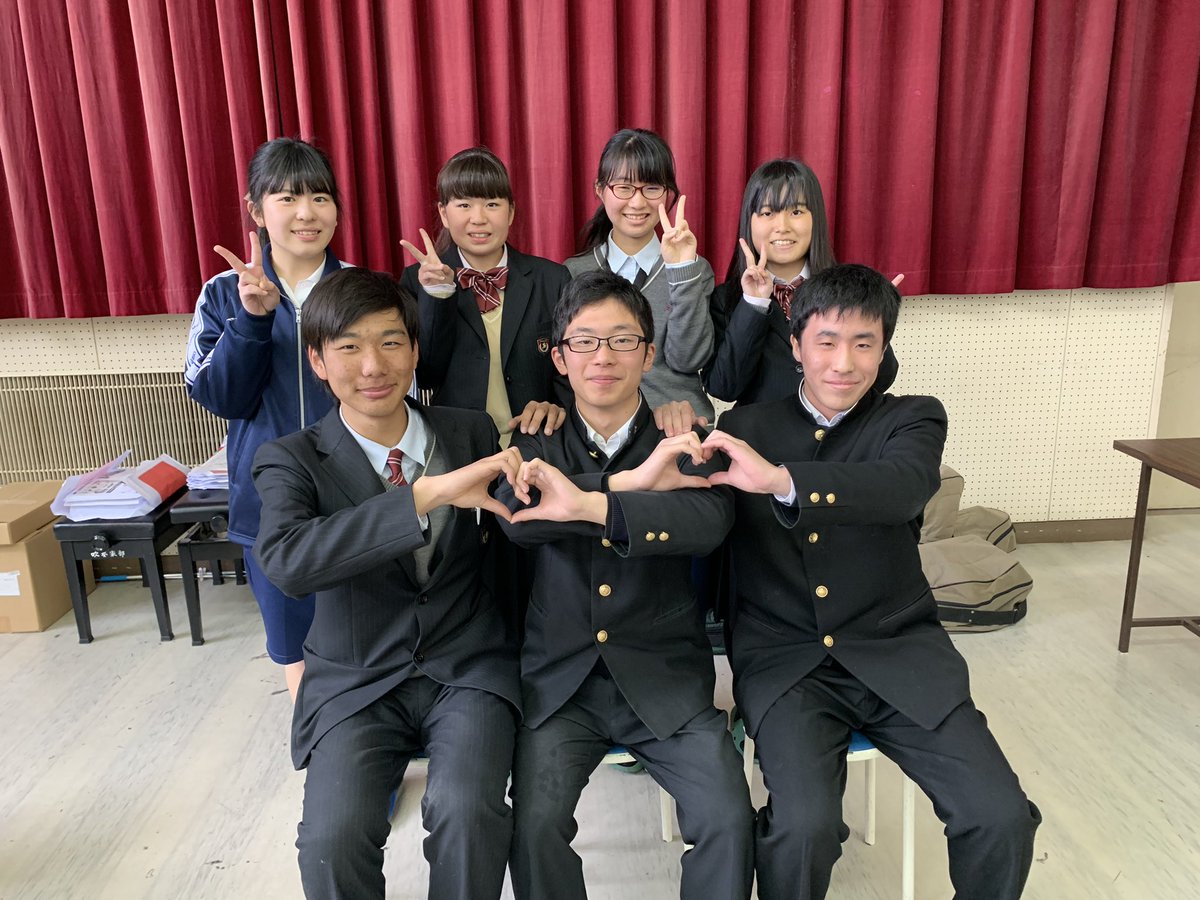 今日は定期演奏会１０日前です！

カウントダウン２桁 最後の日です😱

今日は男女1・2年生仲良しグループです📸
OFFの日にはこのメンバーで遊んだりしています！

メンバーからの一言
『定演まで残り少ない時間を充実させて、練習に取り組み本番で楽しみ楽しませる演奏ができるように頑張ります💪』