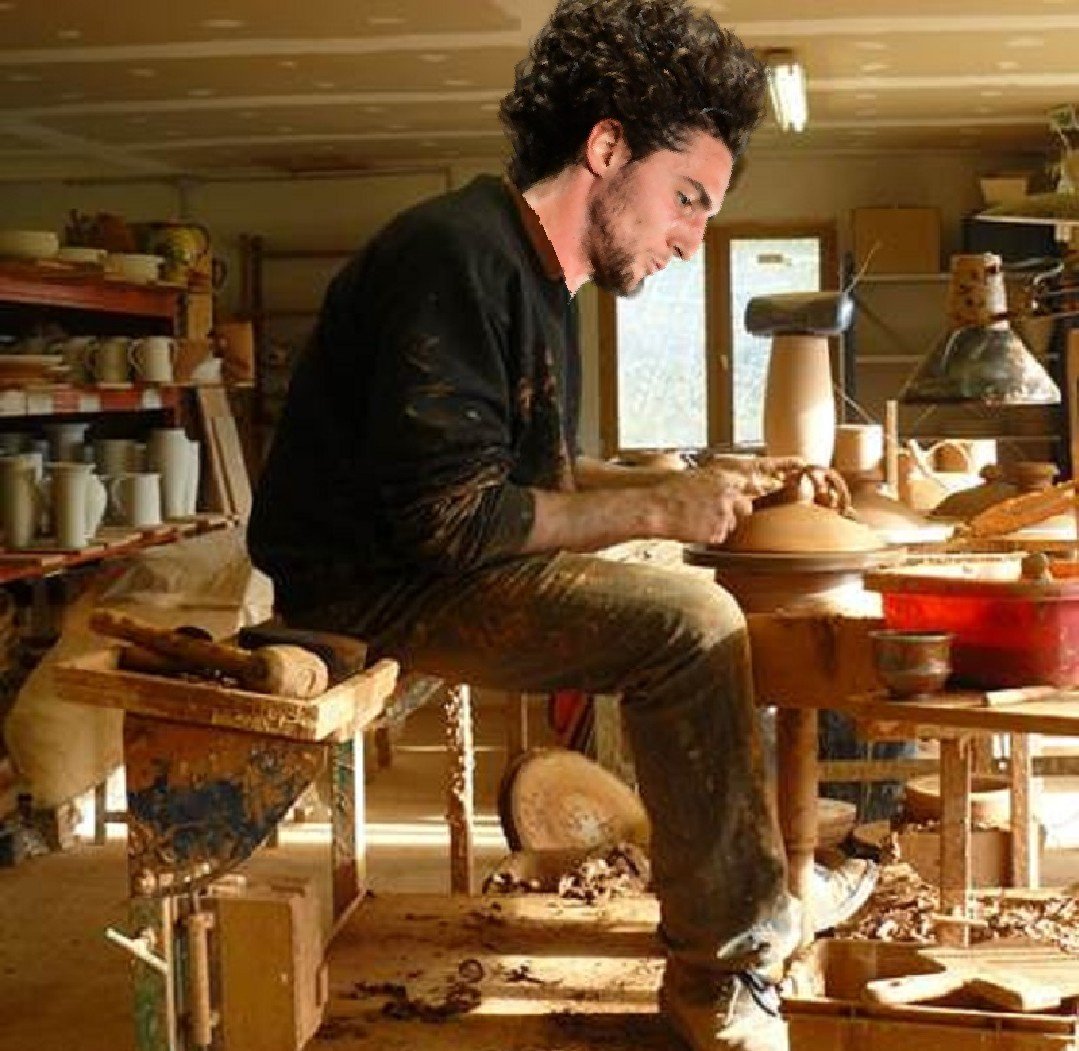 Aujourd'hui nous vous amenons dans le petit village de Paris, à la rencontre d'Adrien. Cet ancien footballeur professionnel prisonnier au modeste RSA de 250 000 euros mensuel s'est reconverti à la poterie sur les conseils avisés de sa maman. Un reportage de Véronique Sacarriere.