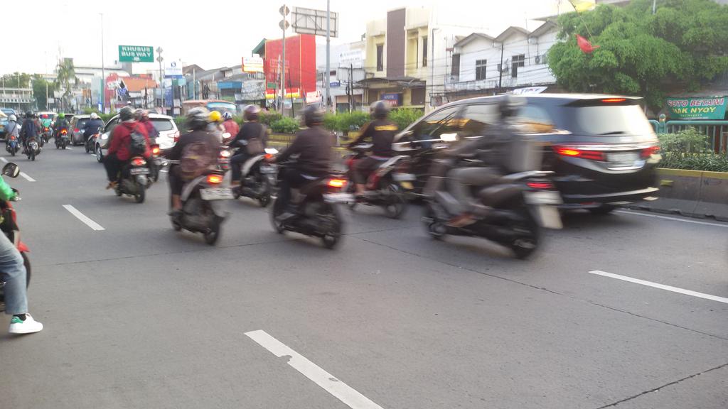 FaySonora's tweet photo. Pkl 17.38 Jl Otista raya dr TL Otista 3 ke arah Terminal Kampung melayu ramlan, arah sebaliknya antrian 150 M jelang TL Otista 3.@SonoraFM92 @TMCPoldaMetro https://t.co/Sbons2lrHp