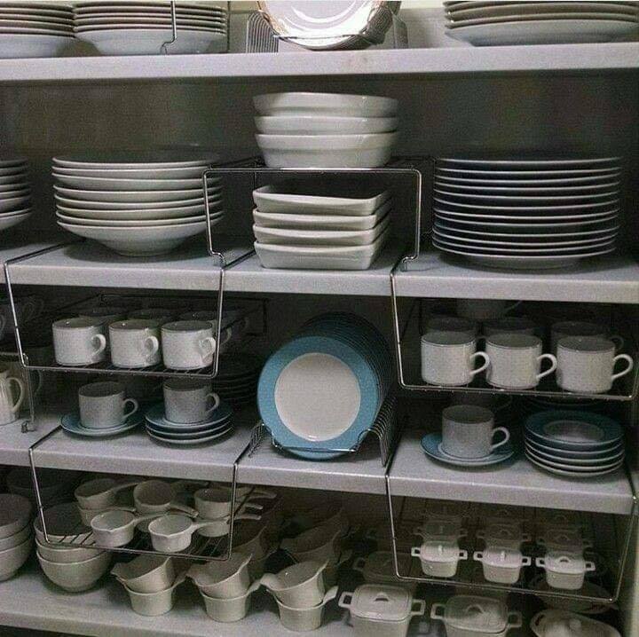 Шкаф для кухонной утвари. Хранение посуды на кухне. Хранение столовой посуды. Хранение тарелок на кухне. Расстановка посуды на кухне.