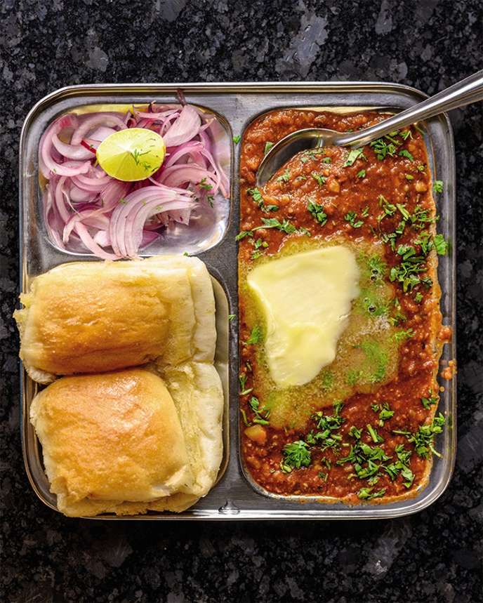 lemondefr's tweet photo. Bombay, reine de la street food
Dans la capitale commerciale de l’Inde, en-cas, petits pains et burgers locaux se dégustent à toute heure sur des stands éphémères. La gastronomie de rue y est élevée au rang d’art de vivre ▶ https://t.co/fqhKybKqfI https://t.co/6hgyHnXfus