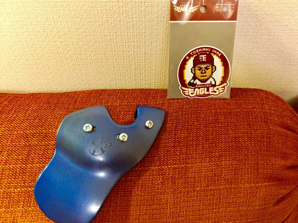 gori_asue8's tweet photo. TOHOKUBLUEで思いっきり活動しているけれど、ヘルメット色が全然違うので、色を調整 🖍 C-FLAPも、ネジで止めてる風にダミーに見せて、裏面はこんな風にしてます😆 #TOHOKUBLUE #CFLAP #フェースガード #今江年晶 #明日江年晶 #RakutenEagles #楽天イーグルス https://t.co/6phgsdTbSY