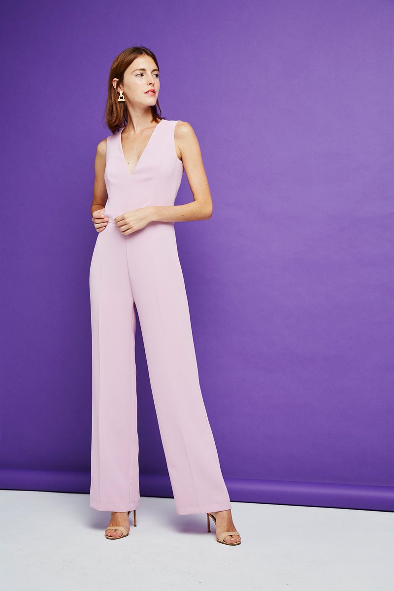 Un mono en textura crep con un ajuste en la cintura que hace que estilice mucho más...
#dolorespromesas #mono #crep