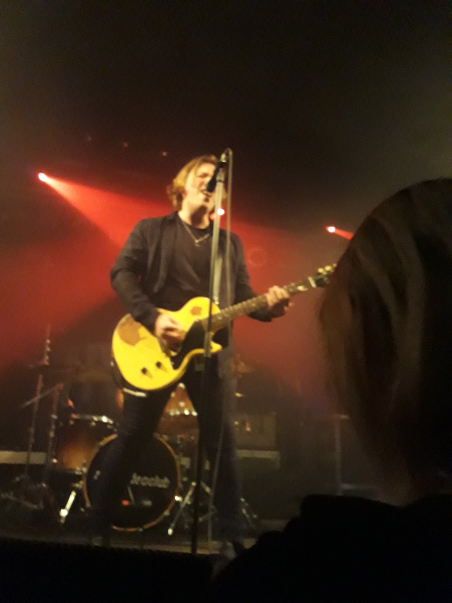 _fandomtrash_'s tweet image. next up #retrovideoclub who were also absolutely brilliant and were making some noise 🤘