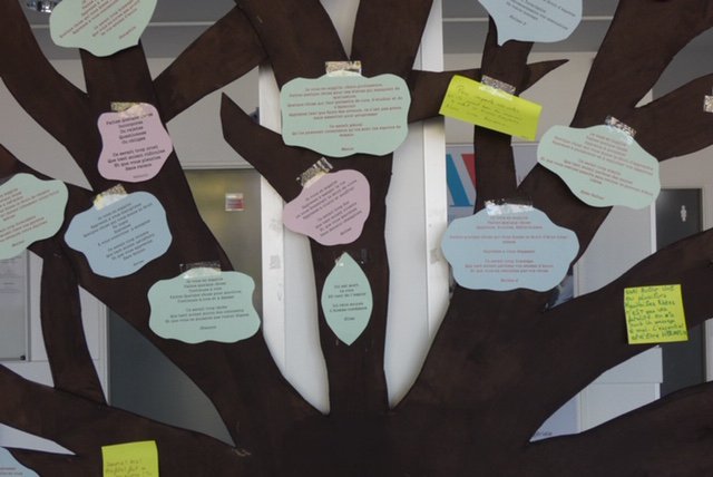 DSDEN_03's tweet photo. Semaine de la #persévérance au @AlbertLondresC : "Arbre de la persévérance" avec mise à disposition de post-it. Les élèves peuvent déposer des messages d'encouragement qui seront lus par les élèves du #CVL au micro au moment des sonneries. @acclermont @OlivierVandard https://t.co/LHYMkPWoSR