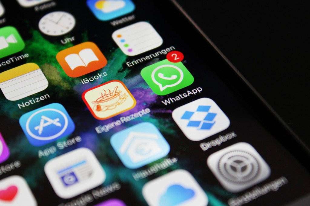 AAgulleiro's tweet photo. Un estudio revela que los millennials prefieren #WhatsApp para asesorarse sobre #moda https://t.co/QkoQhKEwWu https://t.co/OJwNRUVgtc