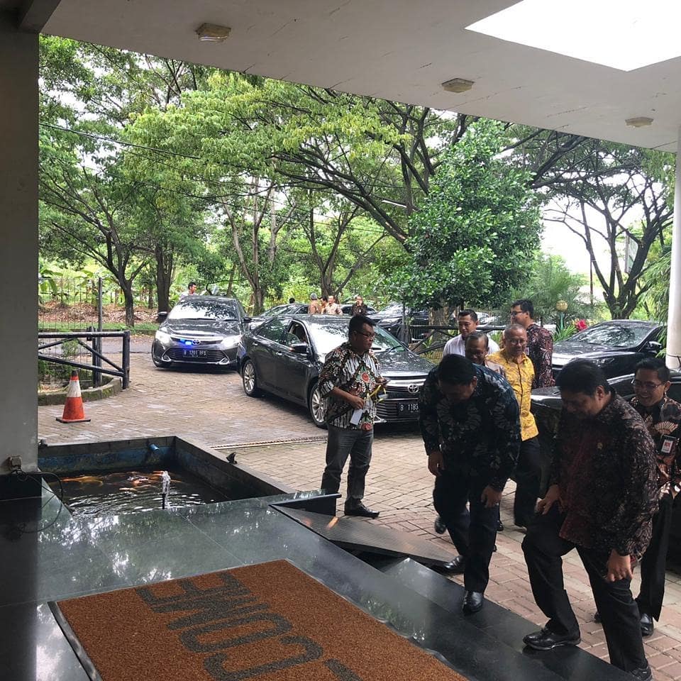 ilhamperman4's tweet photo. Mendampingi Ketum Partai Golkar yg juga Menteri Perindustrian RI dlm Peresmian Lab. Pelumas PT. Surveyor Indonesia dan Kegiatan CSR Sentul - Bogor. 

Dalam kesempatan tersebut, Kades Leuwi Nutug menyampaikan aspirasi mengenai masih banyaknya masyarakat yg belum mendapatkan PKH. https://t.co/sLmROn5Z73