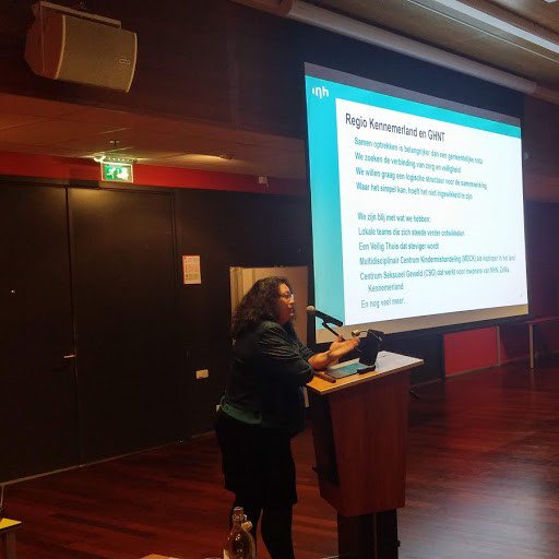 kpsdnh's tweet photo. Gistermiddag een volle collegezaal van oa social workers, gemeenteraadsleden, bestuurders, managers, docenten, studenten bij Inholland, Haarlem bij het actualiteitencollege Geweld hoort nergens thuis. Op de foto Saskia Daru die inging op het regionaal perspectief. https://t.co/seRxzmcBDP