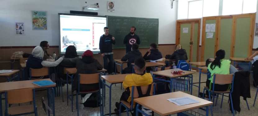 NorteparaNorte's tweet photo. Hemos vuelto. El proyecto #NorteParaNorte de @FundlaCaixa con #Anaquerando y @giro_es ha vuelto a Zona Norte para trabajar #fakenews y #redessociales con los alumnos del @IESLaPazGranada y el @iescartuja. ¡Seguiremos informando!
https://t.co/fiwBYtLg8F https://t.co/c7zvqPkdEV