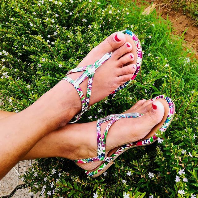RumanaNazarali's tweet photo. With summers stepping in, I let my feet breathe and what better than these pretty colorful slippers by @paylessshoesourceindia .
.
.
.
.
.
#bangalorebloggers #paylessshoeclub #paylessshoesourceindia #paylessshoesource #mumbaibloggers #bangalorelifestyleb… https://t.co/lMQkpvBj43 https://t.co/eOb6xqqhmC
