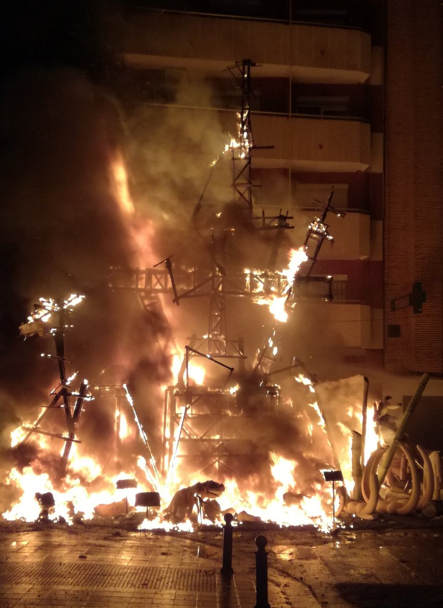 FLuisLamarca's tweet photo. 2019: hem fet realitat nostre hastag preferit #JuntsFemFalla i hem fet màgic, l'any 2019.
I ara sí: Benvingudes Falles 2020, l'any del nostre Cinquantenari 🎂
LL♥Ve @FLuisLamarca
#JuntsfemLLV #somLLV #somtradicio #VullFalla #Falles2019 #Falles2020 https://t.co/DrR7BKfKyq