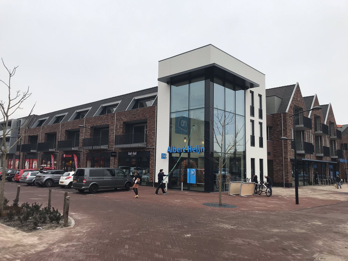 Centrumplan #Schaijk. 10 jaar als architect aan gewerkt. Een kleine 50 woningen, 2 supermarkten en winkels en voorzieningen. Vanavond opent <a href="/albertheijn/">Albert Heijn</a> de deuren.