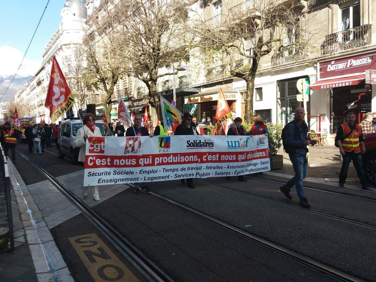 MJCF38's tweet photo. 🔴 Retour manifestation 

Nous étions 3 000 hier à défiler dans les rues de Grenoble !✊

➡️Les jeunes communistes étaient présent-e-s pour défendre la hausse des salaires, contre les réformes de l'éducation et de l'enseignement supérieur ! https://t.co/e3HTUfICZO