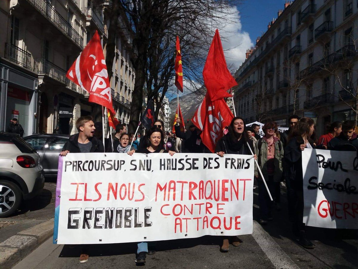 🔴 Retour manifestation 

Nous étions 3 000 hier à défiler dans les rues de Grenoble !✊

➡️Les jeunes communistes étaient présent-e-s pour défendre la hausse des salaires, contre les réformes de l'éducation et de l'enseignement supérieur !