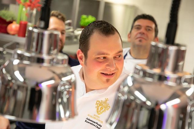 schlossfuschl's tweet photo. Greetings from our SCHLOSS FUSCHL kitchen.
#schlossfuschl #schlossfuschlmoments #schlossfuschlculinary https://t.co/nL45wH1KxE