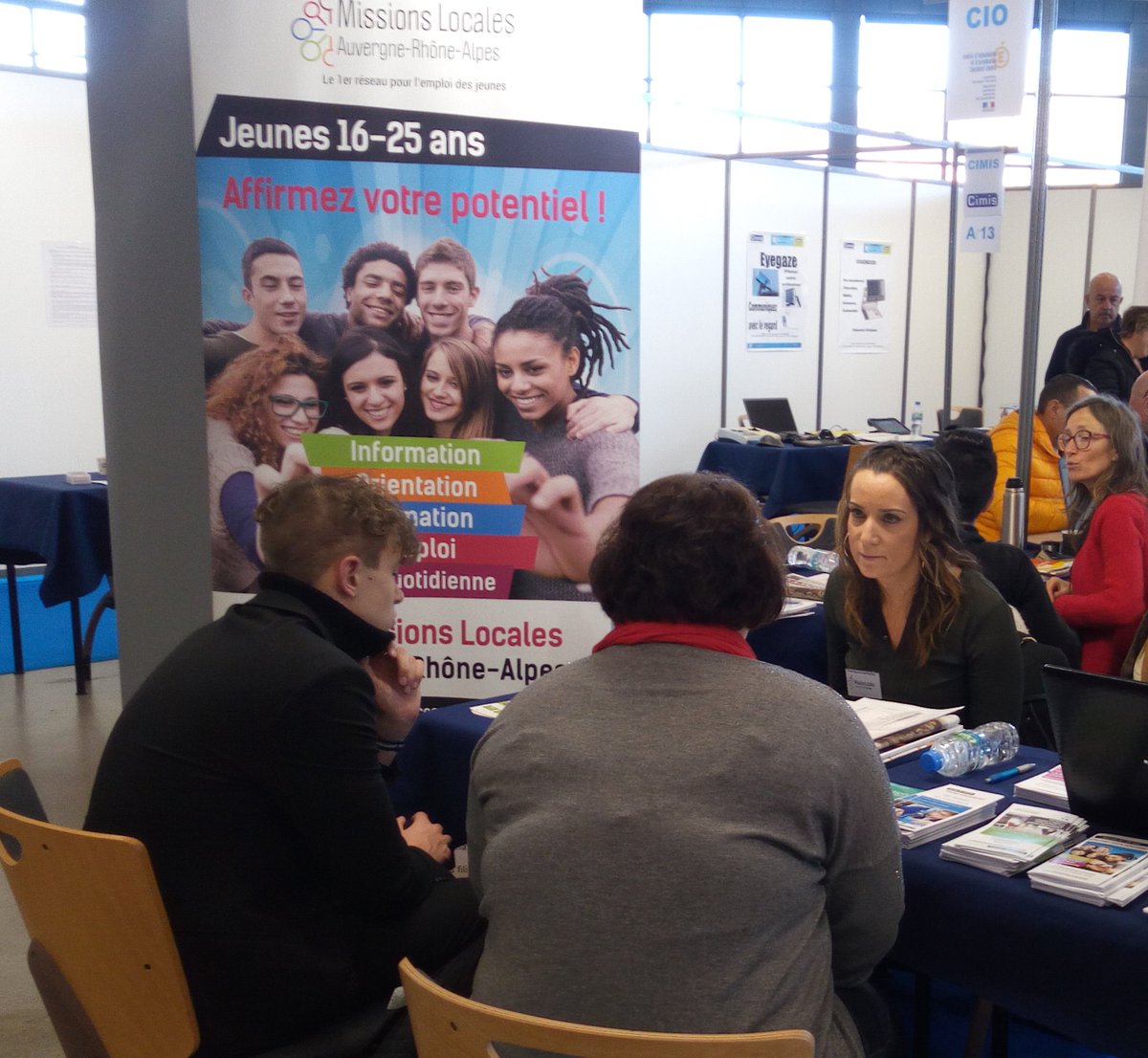 MLJ_AURA's tweet photo. Les #MissionsLocales sont présentes sur le salon #HandiSup #Auvergne au #Polydôme #ClermontFerrand avec Coralie, de la @MLClermont.
Forum de l'#Orientation et de l'#emploi destiné aux personnes en situation de handicap. De nombreuses entreprises sont présentes. https://t.co/bgNm8gs4y3