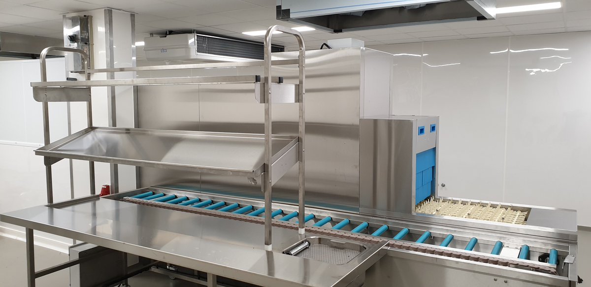 patrickvajda1's tweet photo. Station de tri, mise en casier et transport des casier, l'ensemble est mobile, au Centre Hospitalier Régional du Val de Sambre, à Auvelais, Belgique. Fabrication VALIDEX, installation SABEMAF. #dishwashing #conveyor #sorting https://t.co/p95LN9DUdG