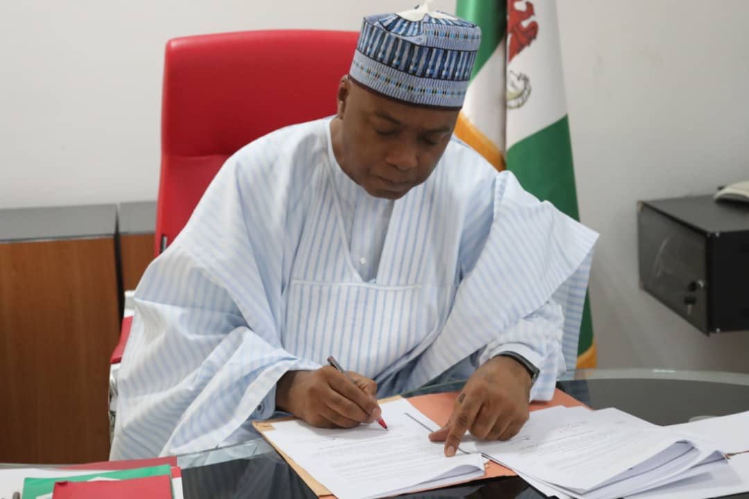 SP8thNGRSenate's tweet photo. UPDATE: This morning, President of the Senate, Dr. Abubakar Bukola Saraki, signed the Senate’s version of the National Minimum Wage Bill, 2019 (SB 722). The Bill passed the Third Reading stage at the Senate yesterday. https://t.co/oDagB03UXi
