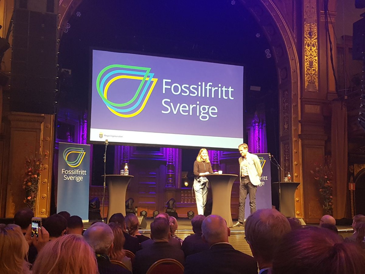 ProfuAB's tweet photo. Idag är vi stolta vid överlämnandet av 'Färdplan för en fossilfri uppvärmning' till @Regering, en färdplan som hittills 86 företag, kommuner och organisationer ställt sig bakom. Tack för ett spirande arbete. Nu fortsätter utmaningen med genomförandet. @FossilfrittSE https://t.co/0kEIIz4stN