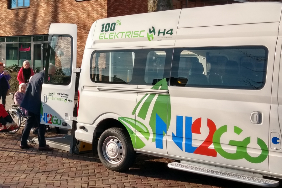 De H4 Groep levert een elektrische rolstoel/personenbus geschikt voor B-rijbewijs. Uniek omdat er maar liefst 9 personen, inclusief chauffeur, in vervoerd kunnen worden. Of vier mensen in een rolstoel. Ideaal voor binnenstedelijk vervoer. Meer weten? bit.ly/2TM7Kur