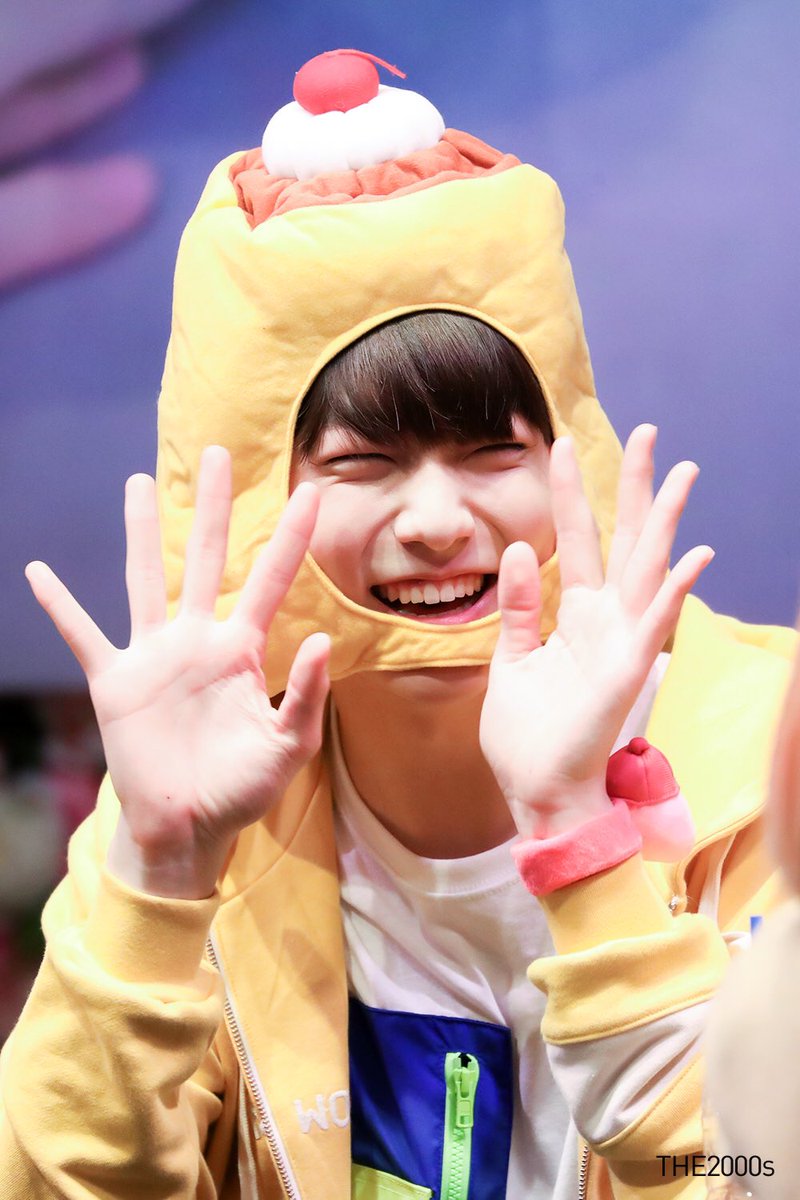 SEPTEMBER_2BOYS's tweet photo. 190316 💛🌙🍰  #TXT #SOOBIN #TOMORROWXTOGETHER  
#최수빈 #수빈 https://t.co/zGfBQszNJZ