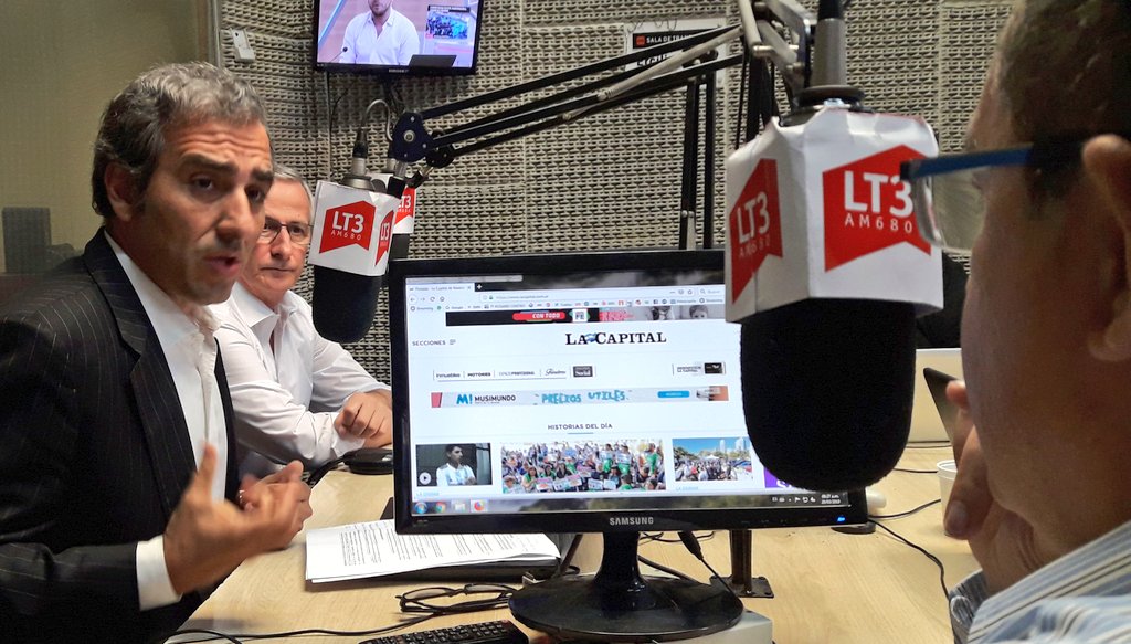 cachi_martinez's tweet photo. #Rosario ya estamos en @labarradecasal por @lt3am680 presentando #SantaFeConectada 📡
#UnidosPodemos
@OsvaldoMiatello https://t.co/emBkPDmITc