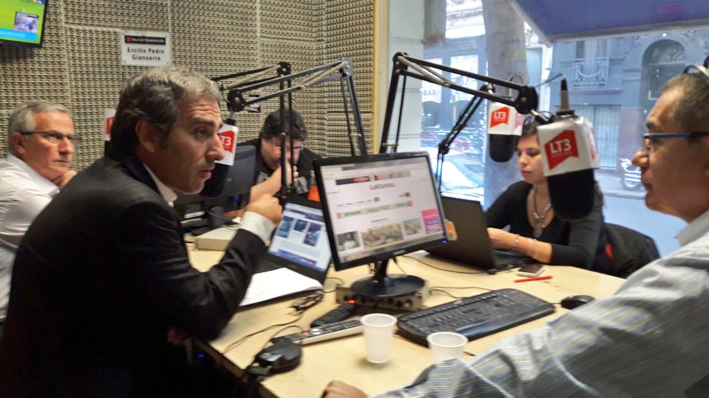 cachi_martinez's tweet photo. #Rosario ya estamos en @labarradecasal por @lt3am680 presentando #SantaFeConectada 📡
#UnidosPodemos
@OsvaldoMiatello https://t.co/emBkPDmITc